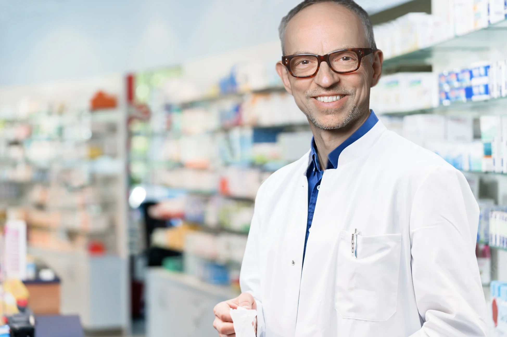 Foto des Apothekervertreters Mark Baumann-Kurschinski vor einem Regal mit Medikamenten